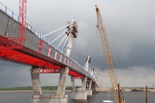 РФ и КНР расширяют товарный ассортимент грузоперевозок по автомобильному мосту через Амур