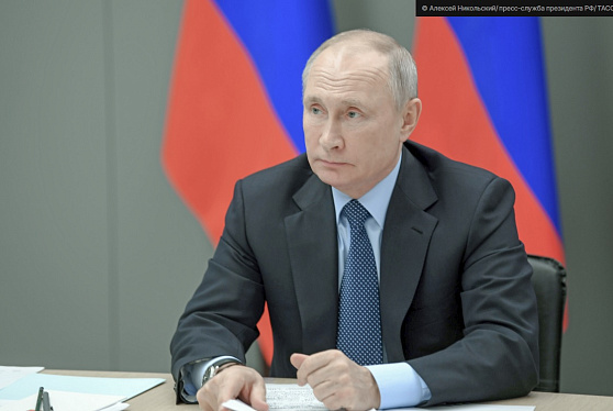 Путин осмотрел экспозиции Национального центра "Россия" во Владивостоке